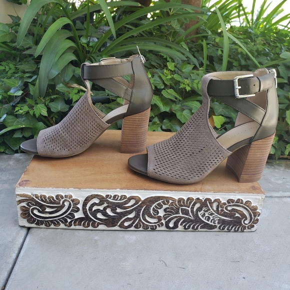 Chic Marc Fisher Suede Block Heel Sandals - Picture 5 of 12